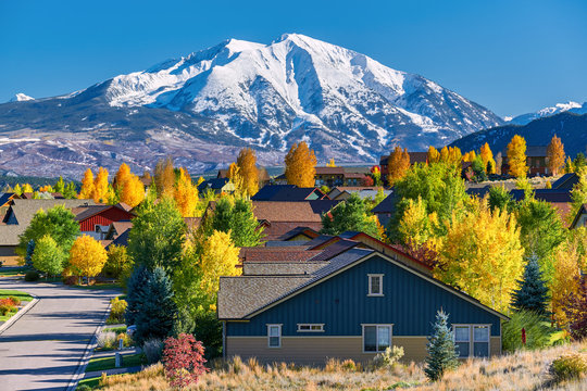 Image of a house representing the final considerations and key takeaways on mortgage rates and home buying